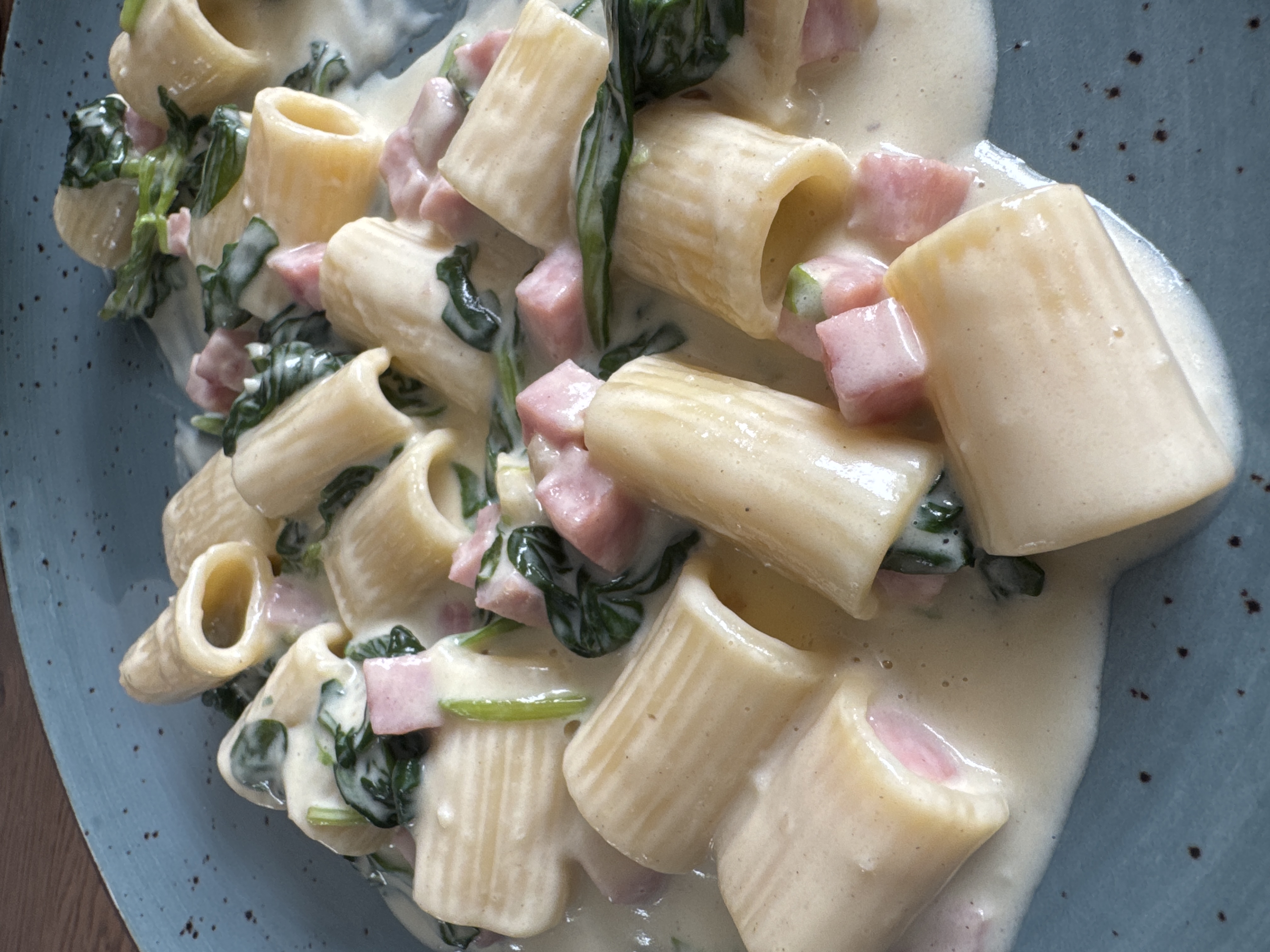 Tagliatelle met roomsaus, ham en spinazie